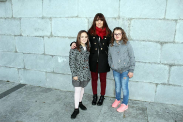 La Casa de Cultura de Aoiz presentó el 30 de diciembre el teatro de títeres 'Namor, el niño pez'. Se trata de un espectáculo familiar basado en la tragedia del niño Aylan Kurdi y, tal y como explican desde el equipo de The Nose Theater, compañía creadora del evento, “de todos los pescaditos que se entregaron al abrazo del mar”.