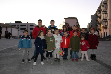 La Casa de Cultura de Aoiz presentó el 30 de diciembre el teatro de títeres 'Namor, el niño pez'. Se trata de un espectáculo familiar basado en la tragedia del niño Aylan Kurdi y, tal y como explican desde el equipo de The Nose Theater, compañía creadora del evento, “de todos los pescaditos que se entregaron al abrazo del mar”.