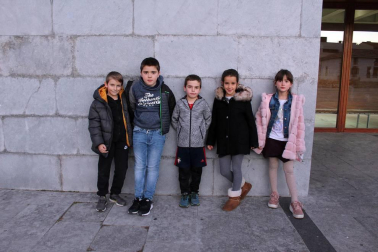 La Casa de Cultura de Aoiz presentó el 30 de diciembre el teatro de títeres 'Namor, el niño pez'. Se trata de un espectáculo familiar basado en la tragedia del niño Aylan Kurdi y, tal y como explican desde el equipo de The Nose Theater, compañía creadora del evento, “de todos los pescaditos que se entregaron al abrazo del mar”.