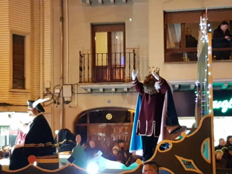 Sus Majestades llenaron de ilusión a los niños en las calles de Tafalla.