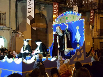 Sus Majestades llenaron de ilusión a los niños en las calles de Tafalla.