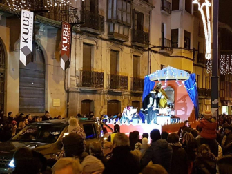 Sus Majestades llenaron de ilusión a los niños en las calles de Tafalla.