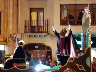 Sus Majestades llenaron de ilusión a los niños en las calles de Tafalla.