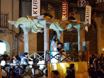 Sus Majestades llenaron de ilusión a los niños en las calles de Tafalla.