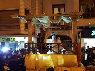 Sus Majestades llenaron de ilusión a los niños en las calles de Tafalla.