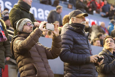 Imágenes del búscate en la grada del Osasuna-Cádiz