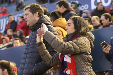 Imágenes del búscate en la grada del Osasuna-Cádiz