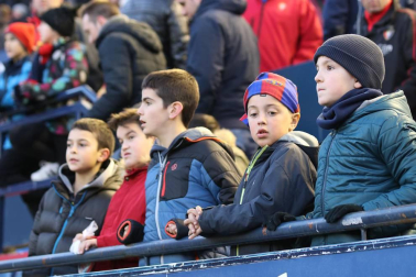 Imágenes del búscate en la grada del Osasuna-Cádiz