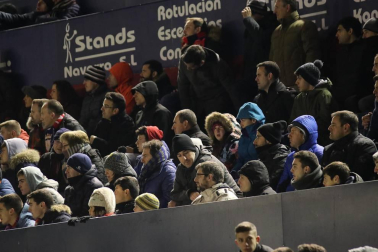 Imágenes del búscate en la grada del Osasuna-Cádiz