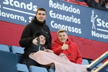 Imágenes del búscate en la grada del Osasuna-Cádiz