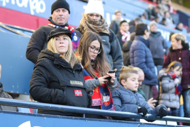 Imágenes del búscate en la grada del Osasuna-Cádiz