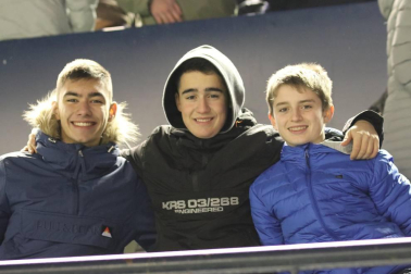 Imágenes del búscate en la grada del Osasuna-Cádiz