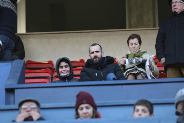 Imágenes del búscate en la grada del Osasuna-Cádiz
