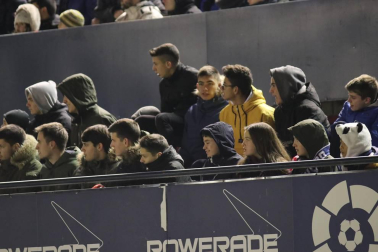 Imágenes del búscate en la grada del Osasuna-Cádiz