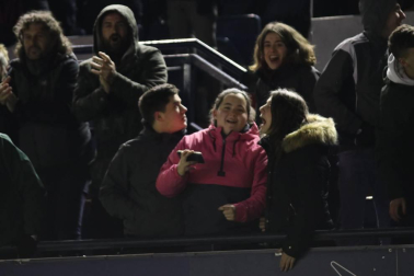 Imágenes del búscate en la grada del Osasuna-Cádiz