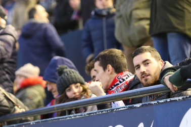 Imágenes del búscate en la grada del Osasuna-Cádiz