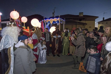 Fotos de las cabalgatas de los Reyes Magos en Ayegui, Andosilla, Azagra, San Adrián, Lodosa, Sartaguda y Viana.