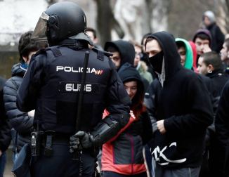 Efectivos de la Policía Nacional disuelven una concentración que han llevado a cabo un centenar de jóvenes junto al Parlamento de Navarra donde han acudido para protestar por la intervención de la Policía Foral esta madrugada en el palacio del Marqués de Rozalejo.