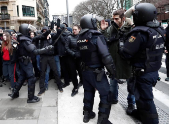 Efectivos de la Policía Nacional disuelven una concentración que han llevado a cabo un centenar de jóvenes junto al Parlamento de Navarra donde han acudido para protestar por la intervención de la Policía Foral esta madrugada en el palacio del Marqués de Rozalejo.