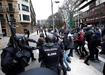 Efectivos de la Policía Nacional disuelven una concentración que han llevado a cabo un centenar de jóvenes junto al Parlamento de Navarra donde han acudido para protestar por la intervención de la Policía Foral esta madrugada en el palacio del Marqués de Rozalejo.
