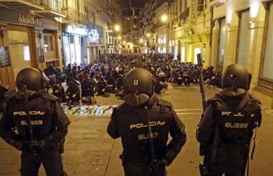 Efectivos de la Policía Nacional disuelven una concentración que han llevado a cabo un centenar de jóvenes junto al Parlamento de Navarra donde han acudido para protestar por la intervención de la Policía Foral esta madrugada en el palacio del Marqués de Rozalejo. Por la tarde, la concentración se ha trasladado a las calles del Casco Viejo pamplonés.