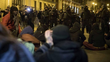 Efectivos de la Policía Nacional disuelven una concentración que han llevado a cabo un centenar de jóvenes junto al Parlamento de Navarra donde han acudido para protestar por la intervención de la Policía Foral esta madrugada en el palacio del Marqués de Rozalejo. Por la tarde, la concentración se ha trasladado a las calles del Casco Viejo pamplonés.