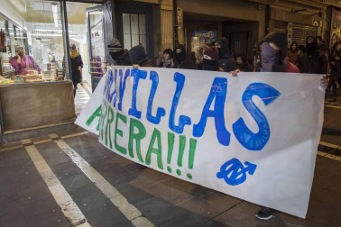 Efectivos de la Policía Nacional disuelven una concentración que han llevado a cabo un centenar de jóvenes junto al Parlamento de Navarra donde han acudido para protestar por la intervención de la Policía Foral esta madrugada en el palacio del Marqués de Rozalejo. Por la tarde, la concentración se ha trasladado a las calles del Casco Viejo pamplonés.