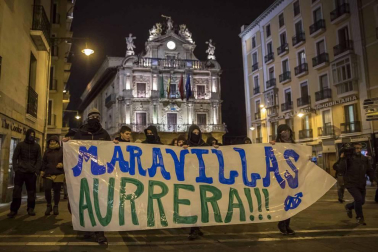 Efectivos de la Policía Nacional disuelven una concentración que han llevado a cabo un centenar de jóvenes junto al Parlamento de Navarra donde han acudido para protestar por la intervención de la Policía Foral esta madrugada en el palacio del Marqués de Rozalejo. Por la tarde, la concentración se ha trasladado a las calles del Casco Viejo pamplonés.