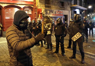 Efectivos de la Policía Nacional disuelven una concentración que han llevado a cabo un centenar de jóvenes junto al Parlamento de Navarra donde han acudido para protestar por la intervención de la Policía Foral esta madrugada en el palacio del Marqués de Rozalejo. Por la tarde, la concentración se ha trasladado a las calles del Casco Viejo pamplonés.