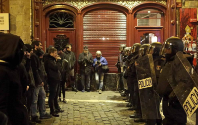 Efectivos de la Policía Nacional disuelven una concentración que han llevado a cabo un centenar de jóvenes junto al Parlamento de Navarra donde han acudido para protestar por la intervención de la Policía Foral esta madrugada en el palacio del Marqués de Rozalejo. Por la tarde, la concentración se ha trasladado a las calles del Casco Viejo pamplonés.