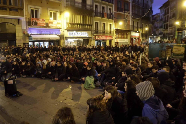 Efectivos de la Policía Nacional disuelven una concentración que han llevado a cabo un centenar de jóvenes junto al Parlamento de Navarra donde han acudido para protestar por la intervención de la Policía Foral esta madrugada en el palacio del Marqués de Rozalejo. Por la tarde, la concentración se ha trasladado a las calles del Casco Viejo pamplonés.