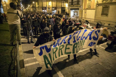 Efectivos de la Policía Nacional disuelven una concentración que han llevado a cabo un centenar de jóvenes junto al Parlamento de Navarra donde han acudido para protestar por la intervención de la Policía Foral esta madrugada en el palacio del Marqués de Rozalejo. Por la tarde, la concentración se ha trasladado a las calles del Casco Viejo pamplonés.