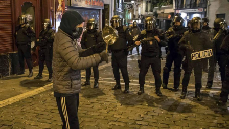 Efectivos de la Policía Nacional disuelven una concentración que han llevado a cabo un centenar de jóvenes junto al Parlamento de Navarra donde han acudido para protestar por la intervención de la Policía Foral esta madrugada en el palacio del Marqués de Rozalejo. Por la tarde, la concentración se ha trasladado a las calles del Casco Viejo pamplonés.