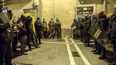 Efectivos de la Policía Nacional disuelven una concentración que han llevado a cabo un centenar de jóvenes junto al Parlamento de Navarra donde han acudido para protestar por la intervención de la Policía Foral esta madrugada en el palacio del Marqués de Rozalejo. Por la tarde, la concentración se ha trasladado a las calles del Casco Viejo pamplonés.