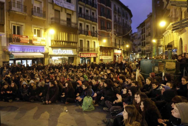 Efectivos de la Policía Nacional disuelven una concentración que han llevado a cabo un centenar de jóvenes junto al Parlamento de Navarra donde han acudido para protestar por la intervención de la Policía Foral esta madrugada en el palacio del Marqués de Rozalejo. Por la tarde, la concentración se ha trasladado a las calles del Casco Viejo pamplonés.