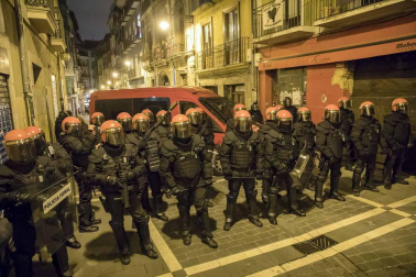 Efectivos de la Policía Nacional disuelven una concentración que han llevado a cabo un centenar de jóvenes junto al Parlamento de Navarra donde han acudido para protestar por la intervención de la Policía Foral esta madrugada en el palacio del Marqués de Rozalejo. Por la tarde, la concentración se ha trasladado a las calles del Casco Viejo pamplonés.