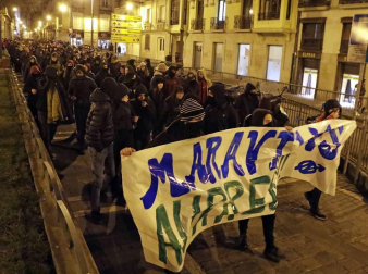 Efectivos de la Policía Nacional disuelven una concentración que han llevado a cabo un centenar de jóvenes junto al Parlamento de Navarra donde han acudido para protestar por la intervención de la Policía Foral esta madrugada en el palacio del Marqués de Rozalejo. Por la tarde, la concentración se ha trasladado a las calles del Casco Viejo pamplonés.