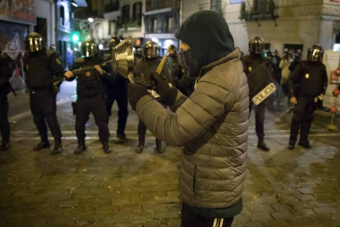 Efectivos de la Policía Nacional disuelven una concentración que han llevado a cabo un centenar de jóvenes junto al Parlamento de Navarra donde han acudido para protestar por la intervención de la Policía Foral esta madrugada en el palacio del Marqués de Rozalejo. Por la tarde, la concentración se ha trasladado a las calles del Casco Viejo pamplonés.