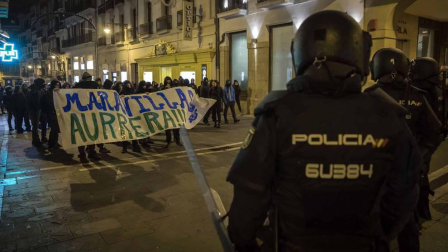 Efectivos de la Policía Nacional disuelven una concentración que han llevado a cabo un centenar de jóvenes junto al Parlamento de Navarra donde han acudido para protestar por la intervención de la Policía Foral esta madrugada en el palacio del Marqués de Rozalejo. Por la tarde, la concentración se ha trasladado a las calles del Casco Viejo pamplonés.