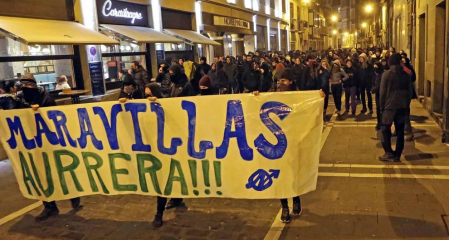 Efectivos de la Policía Nacional disuelven una concentración que han llevado a cabo un centenar de jóvenes junto al Parlamento de Navarra donde han acudido para protestar por la intervención de la Policía Foral esta madrugada en el palacio del Marqués de Rozalejo. Por la tarde, la concentración se ha trasladado a las calles del Casco Viejo pamplonés.