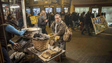 Efectivos de la Policía Nacional disuelven una concentración que han llevado a cabo un centenar de jóvenes junto al Parlamento de Navarra donde han acudido para protestar por la intervención de la Policía Foral esta madrugada en el palacio del Marqués de Rozalejo. Por la tarde, la concentración se ha trasladado a las calles del Casco Viejo pamplonés.