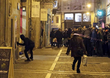 Efectivos de la Policía Nacional disuelven una concentración que han llevado a cabo un centenar de jóvenes junto al Parlamento de Navarra donde han acudido para protestar por la intervención de la Policía Foral esta madrugada en el palacio del Marqués de Rozalejo. Por la tarde, la concentración se ha trasladado a las calles del Casco Viejo pamplonés.