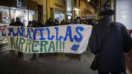 Efectivos de la Policía Nacional disuelven una concentración que han llevado a cabo un centenar de jóvenes junto al Parlamento de Navarra donde han acudido para protestar por la intervención de la Policía Foral esta madrugada en el palacio del Marqués de Rozalejo. Por la tarde, la concentración se ha trasladado a las calles del Casco Viejo pamplonés.