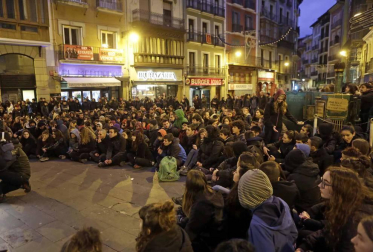 Efectivos de la Policía Nacional disuelven una concentración que han llevado a cabo un centenar de jóvenes junto al Parlamento de Navarra donde han acudido para protestar por la intervención de la Policía Foral esta madrugada en el palacio del Marqués de Rozalejo. Por la tarde, la concentración se ha trasladado a las calles del Casco Viejo pamplonés.