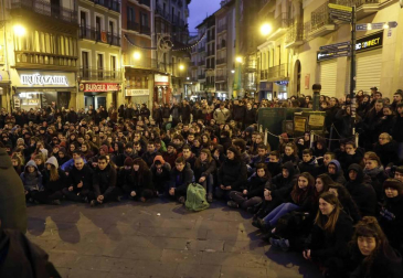 Efectivos de la Policía Nacional disuelven una concentración que han llevado a cabo un centenar de jóvenes junto al Parlamento de Navarra donde han acudido para protestar por la intervención de la Policía Foral esta madrugada en el palacio del Marqués de Rozalejo. Por la tarde, la concentración se ha trasladado a las calles del Casco Viejo pamplonés.