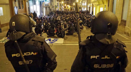 Efectivos de la Policía Nacional disuelven una concentración que han llevado a cabo un centenar de jóvenes junto al Parlamento de Navarra donde han acudido para protestar por la intervención de la Policía Foral esta madrugada en el palacio del Marqués de Rozalejo. Por la tarde, la concentración se ha trasladado a las calles del Casco Viejo pamplonés.