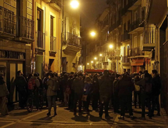 Efectivos de la Policía Nacional disuelven una concentración que han llevado a cabo un centenar de jóvenes junto al Parlamento de Navarra donde han acudido para protestar por la intervención de la Policía Foral esta madrugada en el palacio del Marqués de Rozalejo. Por la tarde, la concentración se ha trasladado a las calles del Casco Viejo pamplonés.