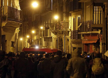 Efectivos de la Policía Nacional disuelven una concentración que han llevado a cabo un centenar de jóvenes junto al Parlamento de Navarra donde han acudido para protestar por la intervención de la Policía Foral esta madrugada en el palacio del Marqués de Rozalejo. Por la tarde, la concentración se ha trasladado a las calles del Casco Viejo pamplonés.