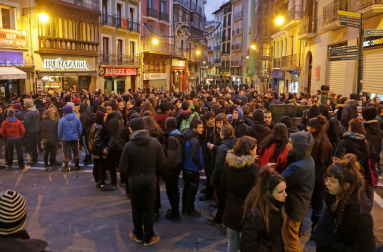 Efectivos de la Policía Nacional disuelven una concentración que han llevado a cabo un centenar de jóvenes junto al Parlamento de Navarra donde han acudido para protestar por la intervención de la Policía Foral esta madrugada en el palacio del Marqués de Rozalejo. Por la tarde, la concentración se ha trasladado a las calles del Casco Viejo pamplonés.
