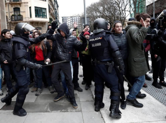 Efectivos de la Policía Nacional disuelven una concentración que han llevado a cabo un centenar de jóvenes junto al Parlamento de Navarra donde han acudido para protestar por la intervención de la Policía Foral esta madrugada en el palacio del Marqués de Rozalejo.
